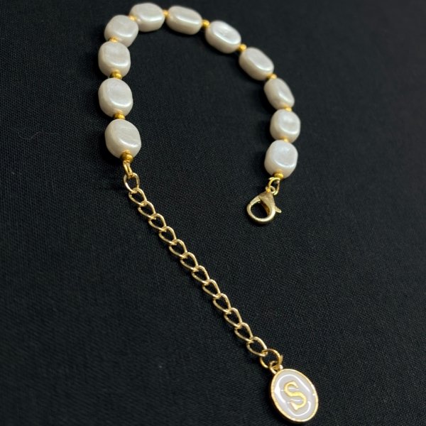 Alternative view of Ivory Initiale
